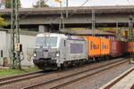 BR 383 429-8 von Metrans mit Contaiern bei der durchfahrt HH-Harburg Richtung Maschen.  9.Oktober 2025