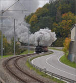 Das letzte mal daheim in Schwarzenburg.

BSB Ed 3/4 51 auf ihrer allerletzten Publikumsfahrt, bevor sie wegen ETCS ein Hausverbot bekommt. Da darf sie noch mal richtig zeigen, was in ihr steckt! Ein letztes Mal aufbäumen, in der Nacht gibt es lediglich noch die relativ geräuschlose Heimreise in ihr Exil nach Konolfingen. Steinhaus, Oktober 2025.