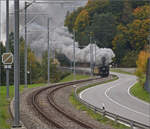 Das letzte mal daheim in Schwarzenburg.

BSB Ed 3/4 51 auf ihrer allerletzten Publikumsfahrt, bevor sie wegen ETCS ein Hausverbot bekommt. Da darf sie noch mal richtig zeigen, was in ihr steckt! Ein letztes Mal aufbäumen, in der Nacht gibt es lediglich noch die relativ geräuschlose Heimreise in ihr Exil nach Konolfingen. Steinhaus, Oktober 2025.