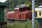Fahrtag im Zrcher Oberland. Abseits hinter der Tsstalbahn steht Ee 3/3 16363 in Bauma. Juli 2023.