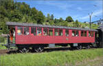 150 Jahre Tsstalbahn.

Der Wagen WR 151 wurde von der Seethalbahn beschafft, als diese die Geschfte von der Vorgngerbahn Lake Valley of Switzerland Railway Company bernommen hatte und sich einen Vorteil gegenber den Konkurrenzbahnen verschaffen wollte. Vierachsige Grossraumpersonenwagen waren damals ein Novum und setzten sich im Comfort vom Standard der brigen Bahnen ab. Insbesondere Speisewagen gab es damals in der  Schweiz noch gar nicht. Der Wagen wurde 1894 von der SIG Neuhausen beschafft und ging mit der Verstaatlichung der Seethalbahn 1922 zur SBB. Ab 1943 verdiente er sich seine Brtchen bei der RHB und konnte 1976 durch den DVZO bernommen werden. Aufgrund des historischen Vorbilds wurde der Wagen zum Bffetwagen umgebaut. Er fhrt am Jublium der Tsstalbahn im Zug mit Ec 3/5 9 der BT mit. Bauma, September 2025.