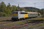 Dampftage Rottweil 2024.

140 797 der NeSA besorgte mit dem luxemburgischen Wegmannwagen D-NESA 56 80 8140 002-6 den Pendelservice vom Bahnsteig zum BW Rottweil. Der Typ ABDn ist bei den verwandten Silberlingen unbekannt. Zollhaus, Oktober 2024.