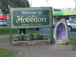 (190'802) - Hinweistafel auf das Hobbiton am 22.